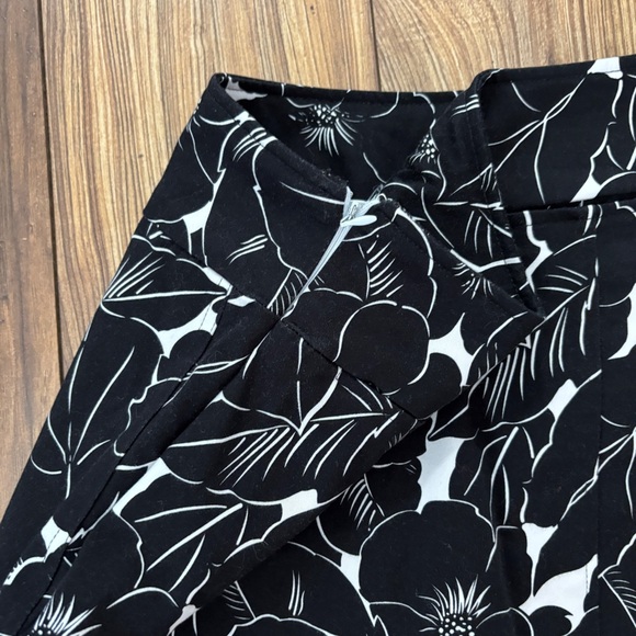 Womens Black and White Tropical Floral Skort - Picture 2 of 10